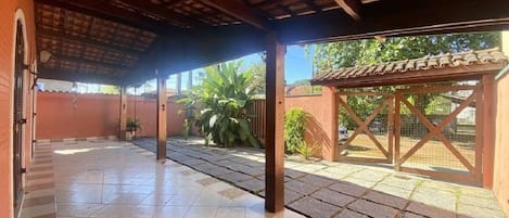 Entrada da casa. Portão e varanda da frente.