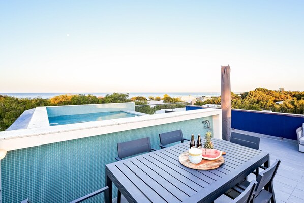 Glimpse the shimmering 5 m plunge pool under open skies, with expansive views across Geographe Bay—perfect for sunset drinks.