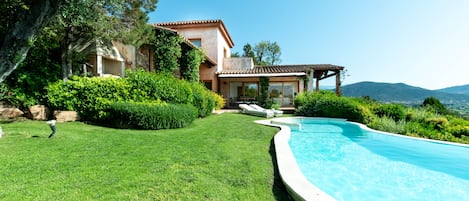 Independent villa with private swimming pool and garden