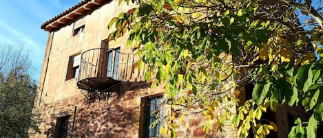 fachada sur de la casa con vistas a los campos y al rio  Guadalaviar