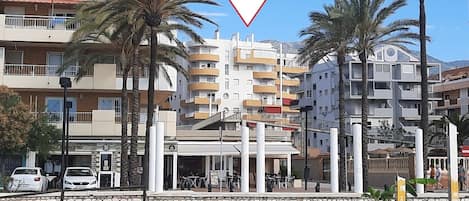 Vista del edificio desde la playa
