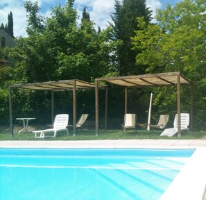 Steps confortable for little children. In summer we put mattresses on the beds