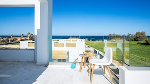 The villa is designed to offer clear view to the sea from the first floor bedrooms and balcony