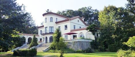 Casa familiar de los años 50 de estilo francés tipo Chateau en el centro de Olot