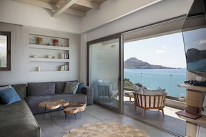 The living room offers a large corner sofa, 45’’ HDTV and Playstation 4