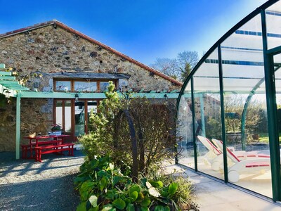 Converted stable, all year heated pool,free Wifi,rural setting & close to it all