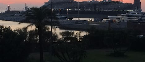 VISTA MARE E CROCERE AL PORTO DAL BALCONE