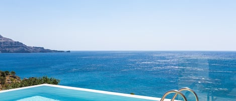 Sea view from the infinity swimming pool