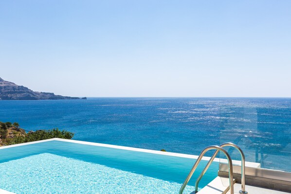 Sea view from the infinity swimming pool