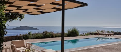Unobstructed sea view can be enjoyed from the pool area
