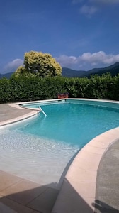 Villa en Garlenda con piscina, a pocos kilómetros del mar de Alassio y del Golf. 