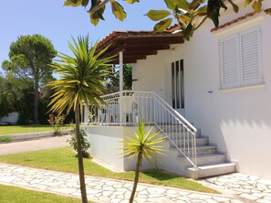 2 bedroom bungalow Kefalonia: 4 bungalows on a spacious green territory