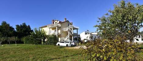 La casa con ampio giardino e parcheggio privato nel cortile