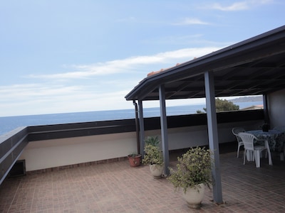 Apartment in front of the sea