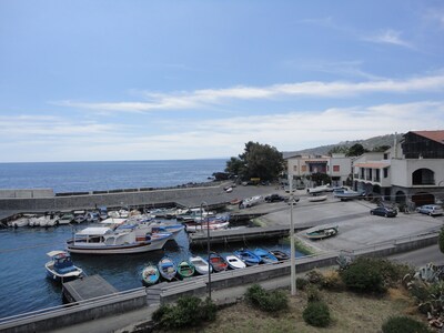 Apartment in front of the sea