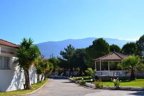 2 bedroom bungalow Kefalonia: 5 bungalows on a spacious green territory