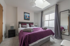Bedroom 1 - king size bed, towels included
