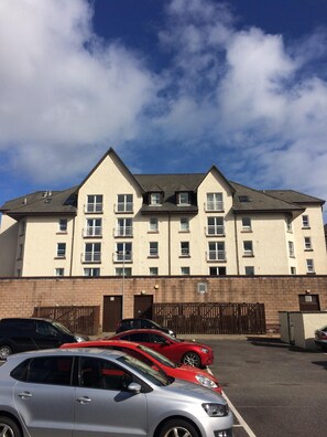 1/5 Lismore House Exterior and car park