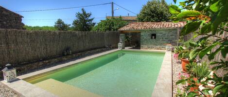 La piscine dans le jardin entièrement clôturé et sécurisé