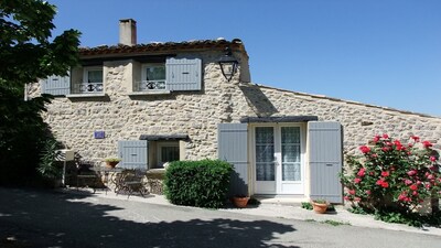 Stone village house, 6 people, heated pool Tastefully restored