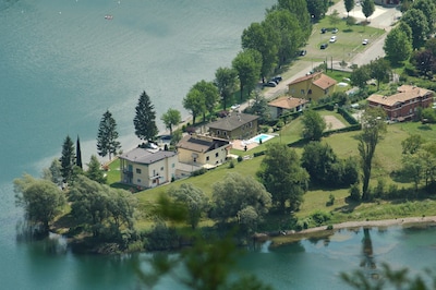 DIRECTLY ON THE LAKE / BEACH, up to 7 people, with large garden, pool and great location
