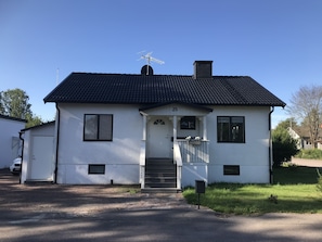 Links ist der Zugang zur Ferienwohnung