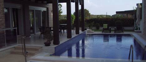 Außenbereich mit Terrasse und Pool