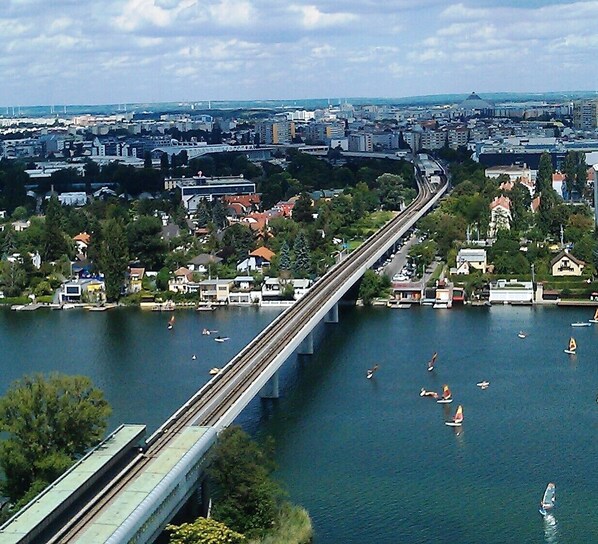 Blick von Dachterrasse auf "Alte Donau" und U-Bahn