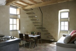 La maisonnette est indépendante de la maison principale. Vue du salon