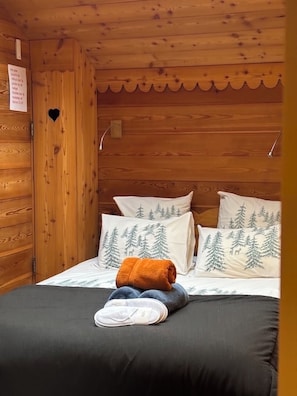 Chambre parentale avec télévision à l'étage