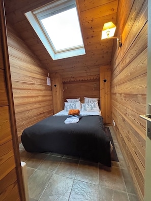 Chambre parentale avec TV