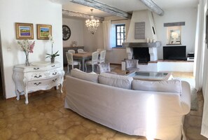 SÉNAS vacation rental, Provencal Mas for rent with all comfort private pool for 8 people. Online reservation with Plaisirs & Maisons de Provence
