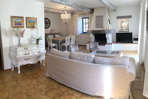 SÉNAS vacation rental, Provencal Mas for rent with all comfort private pool for 8 people. Online reservation with Plaisirs & Maisons de Provence