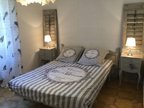 SÉNAS vacation rental, Provencal Mas for rent with all comfort living room for 8 people. Online reservation with Plaisirs & Maisons de Provence
