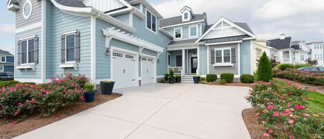 BEAUTIFUL NEW MODEL HOME TO SHARE WITH YOUR GROUP TO STAY WITH US!!