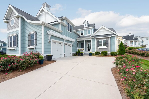 BEAUTIFUL NEW MODEL HOME TO SHARE WITH YOUR GROUP TO STAY WITH US!!