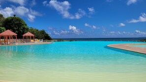 L'immense piscine de la résidence