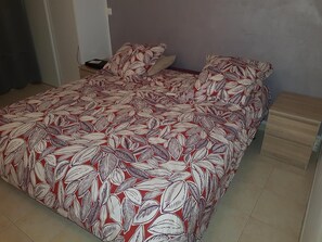 Un chambre ample avec un lit king size