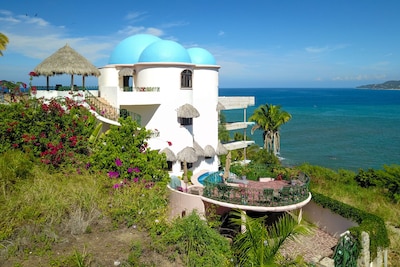 Casa Neruda Habitación principal con vista al mar y balcón
