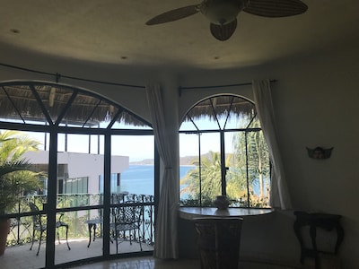 Casa Neruda Habitación principal con vista al mar y balcón