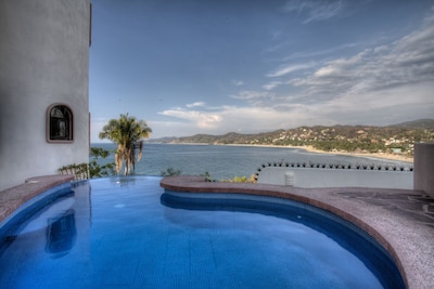 Casa Neruda Habitación principal con vista al mar y balcón