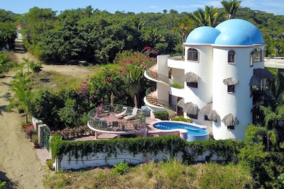 Casa Neruda Habitación principal con vista al mar y balcón