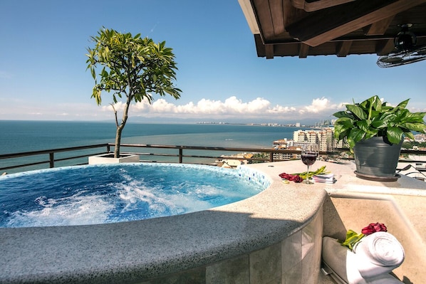 Outdoor spa tub
