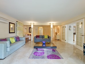 Amberley House - Luxury Property - Living Area