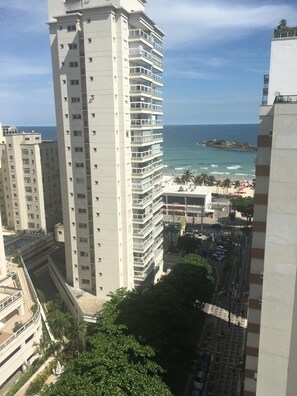 Vista da varanda do 13. Andar. A 1 quadra da praia e Shopping Lá Plage