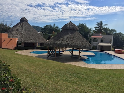 Casa de playa en Manzanillo con piscina y cancha de tenis con aire acondicionado.