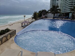 Jetted tub at end of upper infinity pool is refreshing