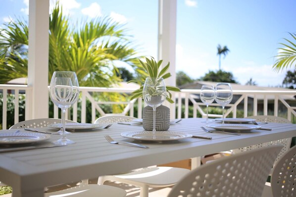 Outdoor dining for 6. Enjoy a sunny breakfast, shaded lunches and dinners.