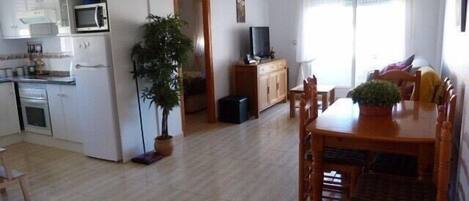 Spacious apartment near bars and restaurants, but no noise as beachside