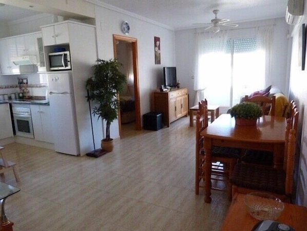 Spacious apartment near bars and restaurants, but no noise as beachside